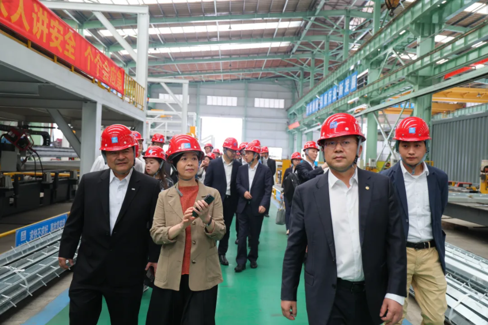 何永贤(左二)调研中建科工惠州智能制造基地.jpg 何永贤(左二)调研中建科工惠州智能制造基地.jpg